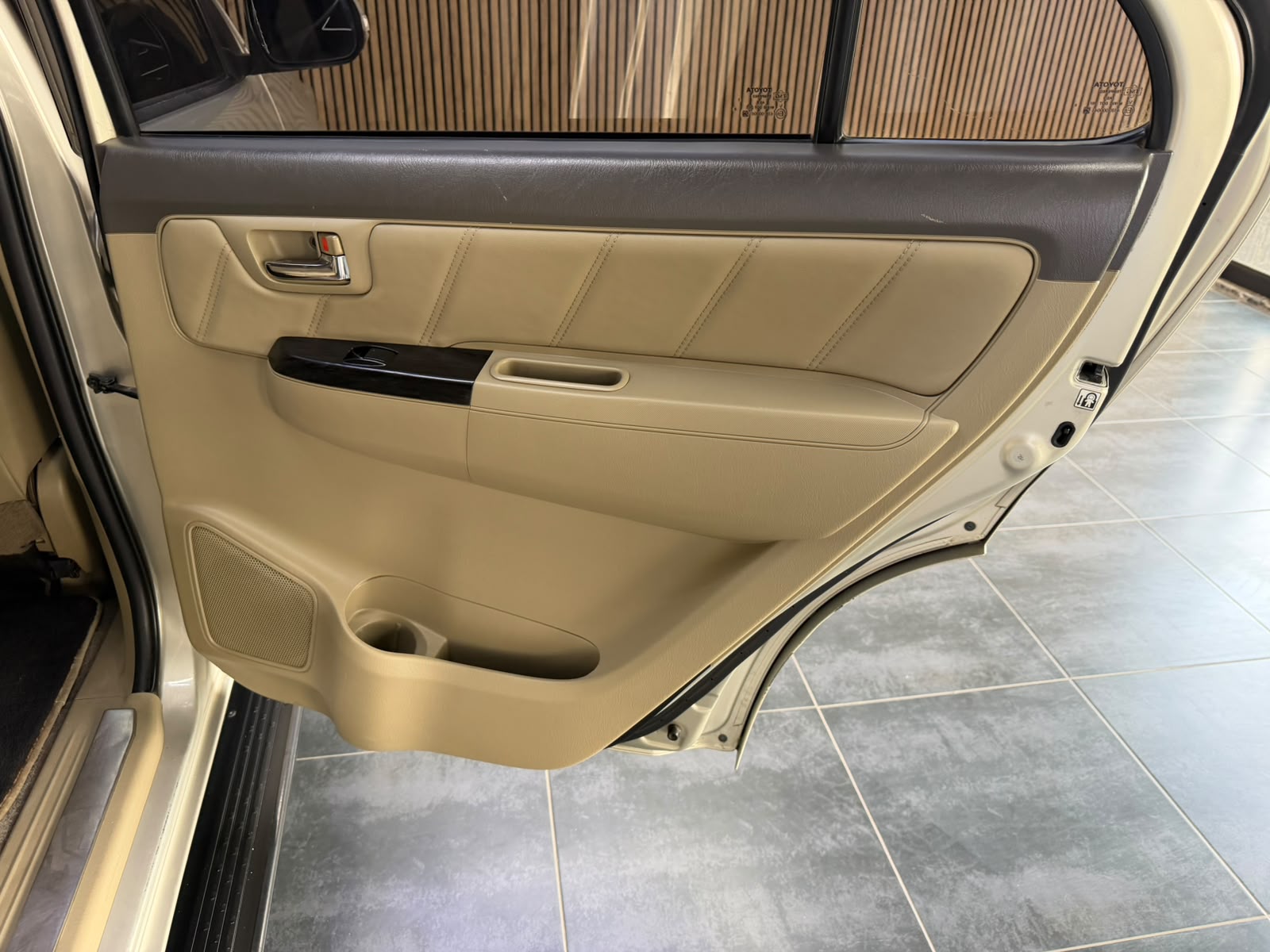 2012 Toyota Fortuner thumbnail 7